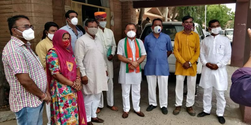 पटवारी हड़ताल को लेकर आ रही परेशानी के संबंध में सौंपा ज्ञापन