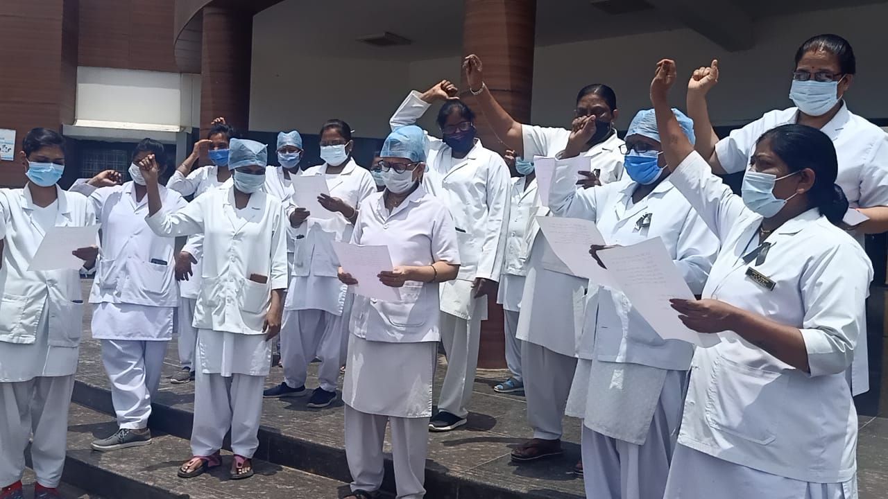 The nurses raised slogans by clapping, we have taken over the country, who will take care of us