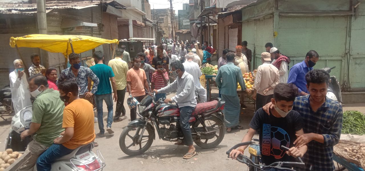 The effect of public curfew was not seen in Burhanpur, there was a crowd in the markets