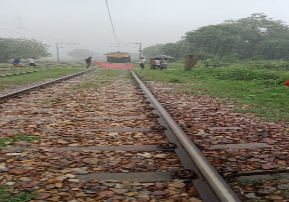 बारिश से रेलवे पटरी टूटी, सकते में रेल अधिकारी, बड़े हादसे की आशंका में रोकी गई मालगाड़ी