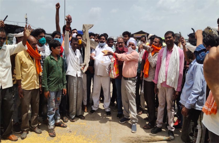 Farmers protested due to non-availability of government seeds