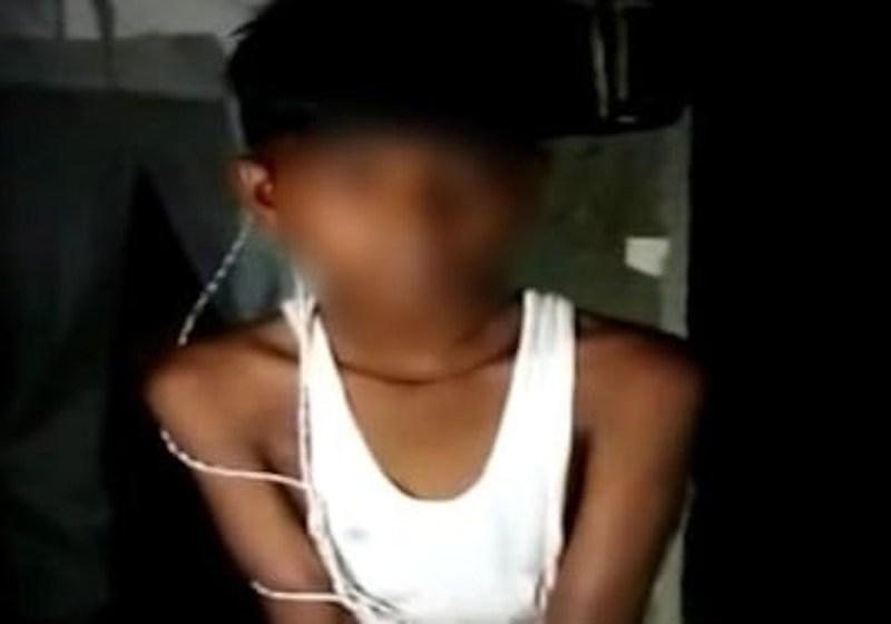 Quick Read: रात भर अंधेरे में पिलर से बंधा रहा मासूम, ऐसी हो गई हालत