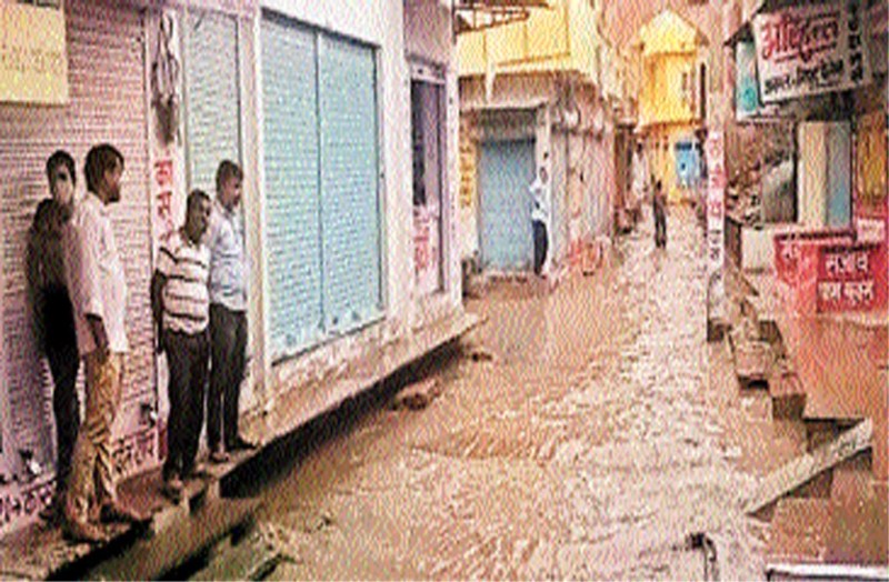 झूमकर बरसे मेघ, सड़कों पर बहा पानी