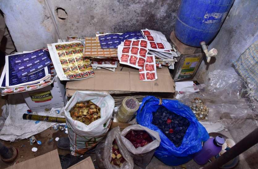 बाड़े के कमरे में शराब बनाने का कारखाना पकड़ा