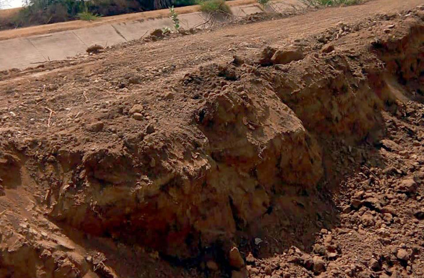 बीसलपुर की दायीं मुख्य नहर की पाळ से खोद ले गए मिट्टी