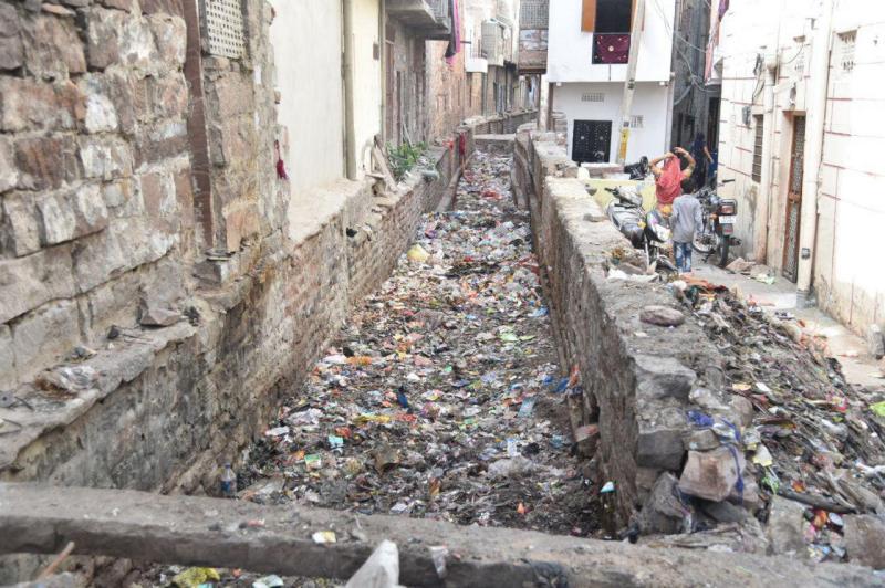 प्रशासन की चुप्पी से लोगों ने नहरों में बॉलकॉनियां बनाकर कर लिया अतिक्रमण