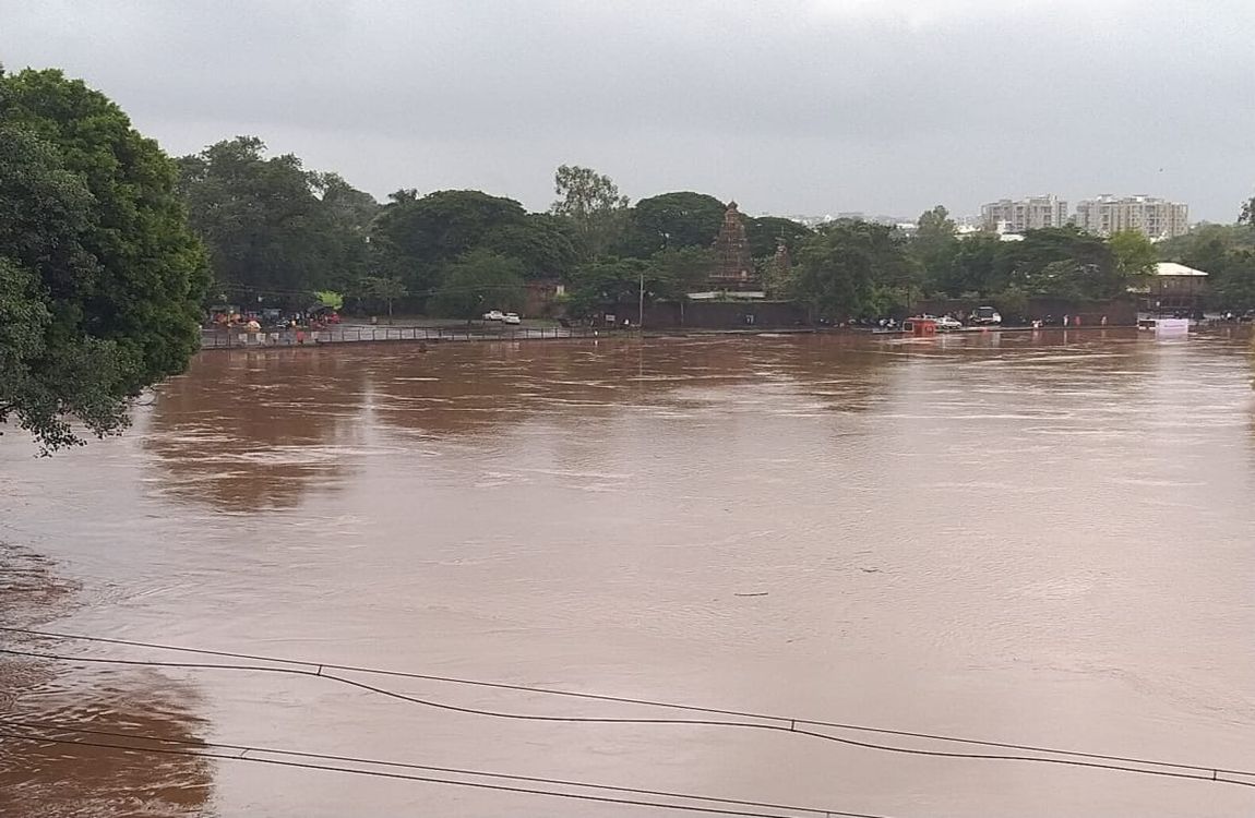 जिले में भारी बारिश, कई नदियों में उफान