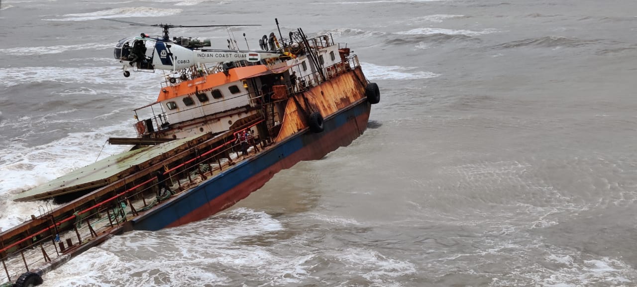 DAMAN NEWS: डूबते जहाज में फंसे लोगों को बचाया