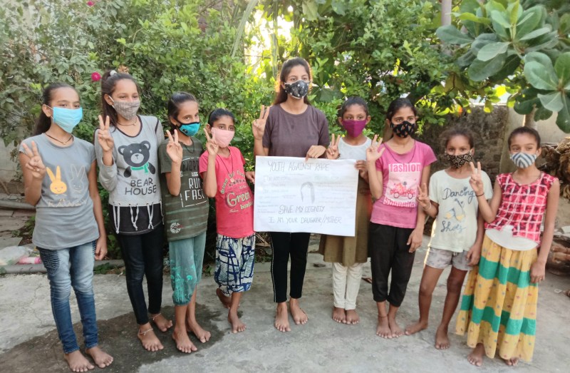 बालिकाओं को गुड टच बेड टच के बारे जागरूक करती नेहा।