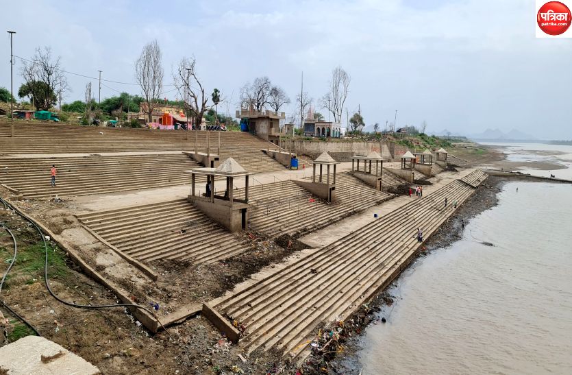 The water level of Narmada river at Rajghat is decreasing