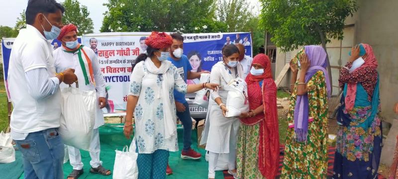 जरूरतमंदों को 550 राशन किट और मास्क वितरित