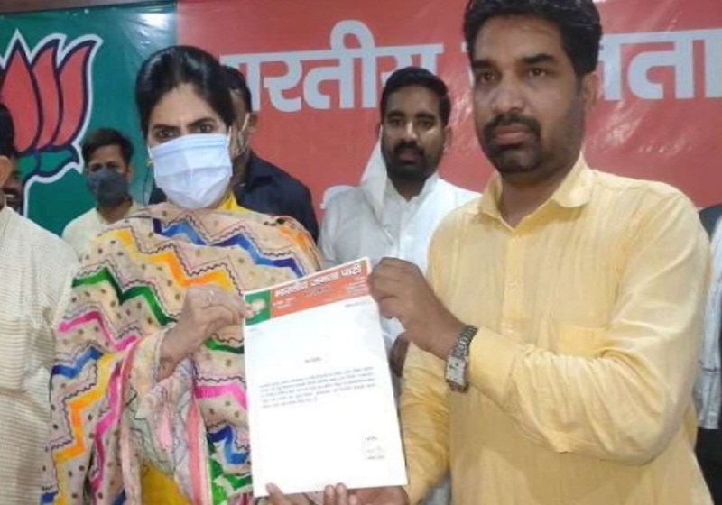 मोनिका यादव ने थामा भाजपा का दामन, मुलायम सिंह यादव के भतीजे धर्मेंद्र यादव की हैं पूर्व पत्नी, पढ़िए पूरी खबर