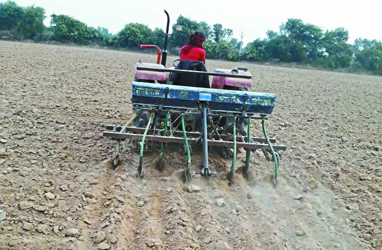 खरीफ फसल की बुवाई में जुटे किसान, खाद बीज की दुकानों पर उमड़ रही भीड़