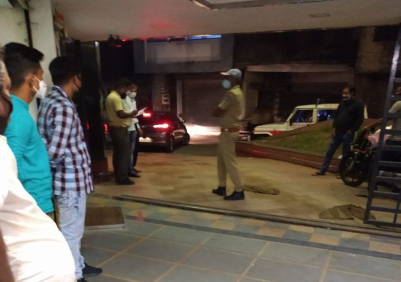 कोहिनूर व अभिनंदन मार्केट से पुलिस पहुंचने से खलबली