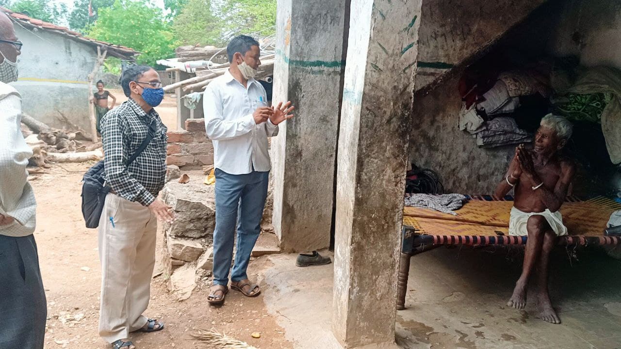 बांसवाड़ा : वैक्सीन लगवाने के लिए समझाइश करने पहुंचे तहसीलदार को ग्रामीणों ने दिखाए लठ और पत्थर