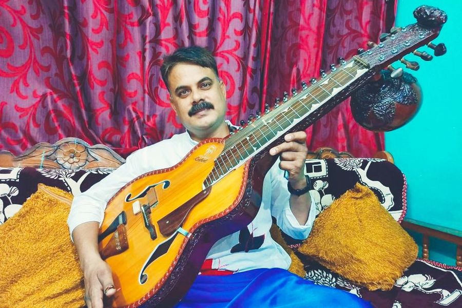म्यूजिक थेरेपी से तनाव दूर कर रहे हैं मोहन मीणा वादक