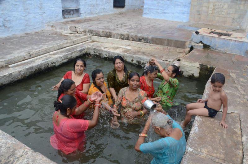 बेरीगंगा तीर्थ में डुबकी लगा श्रद्धा से मनाई गंगा दशमी