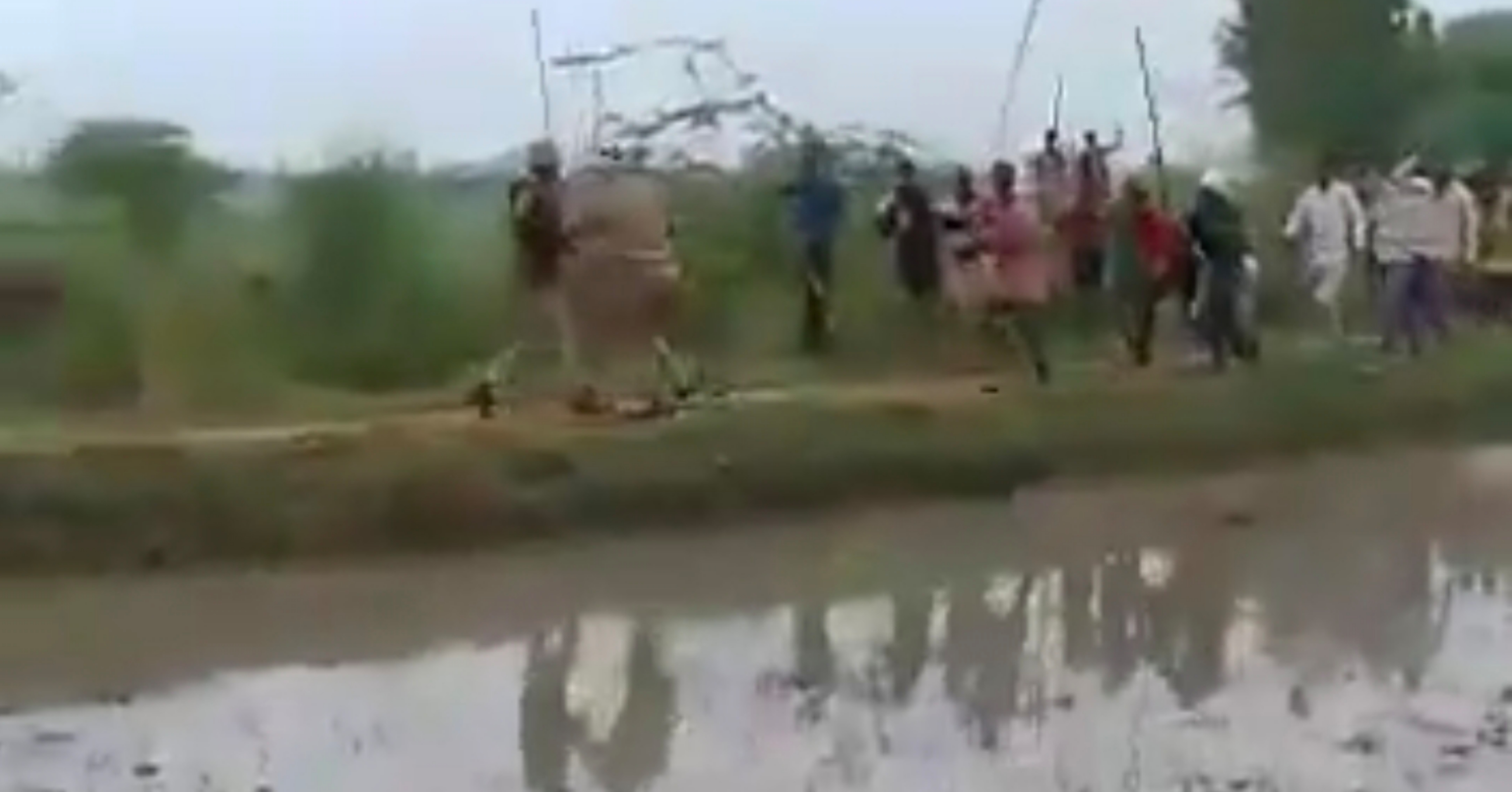 जमीन को लेकर उग्र हुए ग्रामीण पुलिस को दौड़ाकर की पिटाई, वीडियो हुआ वायरल