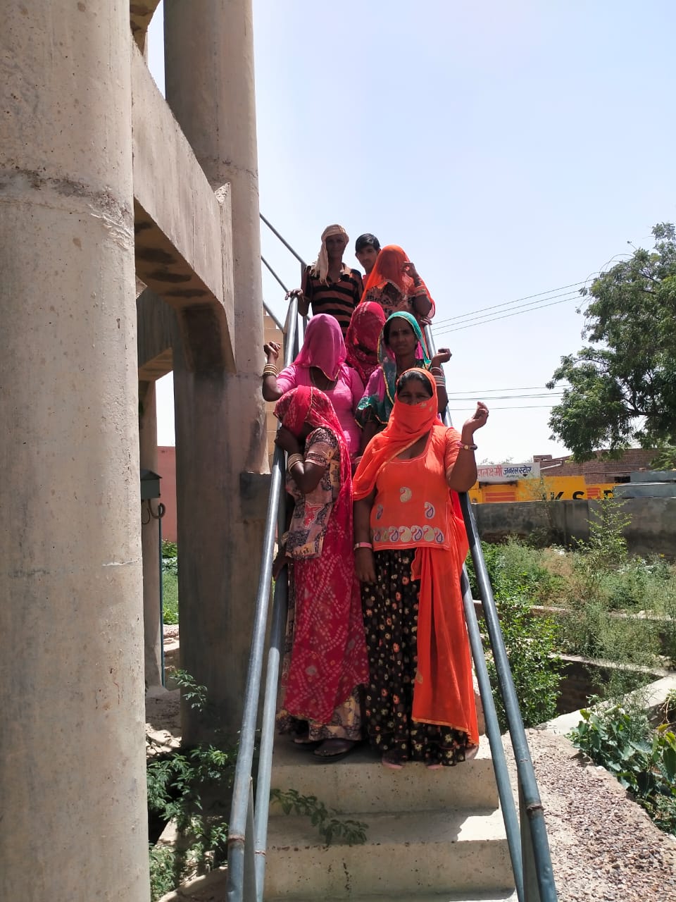 पानी की समस्या को लेकर महिलाएं चढ़ी टंकी पर