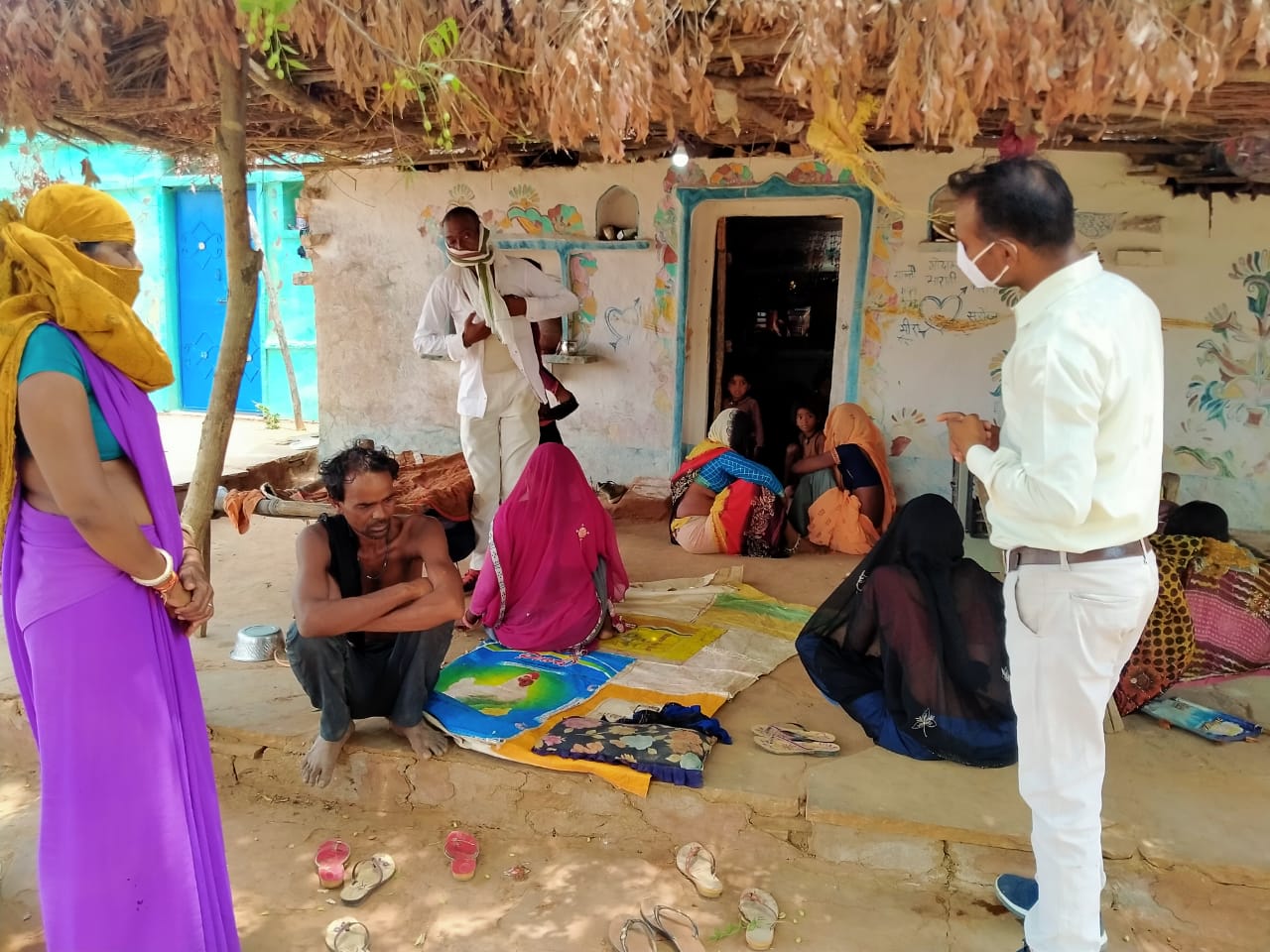 टीकाकरण के लिए ग्रामीणों को कर रहे जागरूक