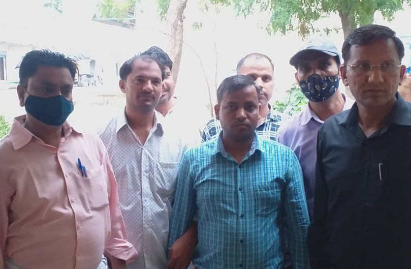 fci manager and auditor taking bribe arrested in bharatpur
