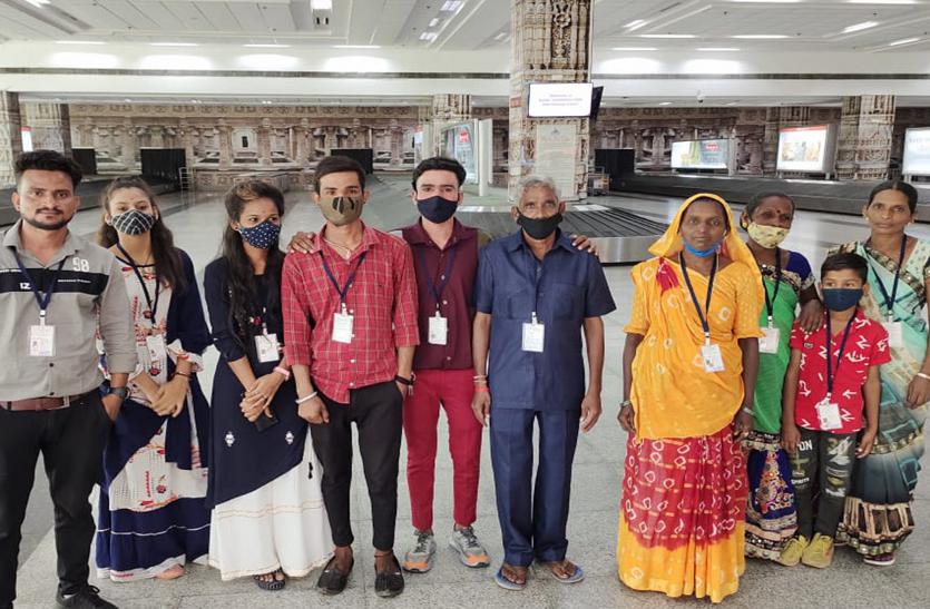 Ahmedabad: हवाई अड्डे पर सफाईकर्मी को मिले 750 डॉलर
