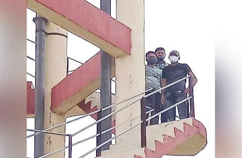 वेतन नहीं मिलने पर टंकी पर चढ़े तीन शिक्षक