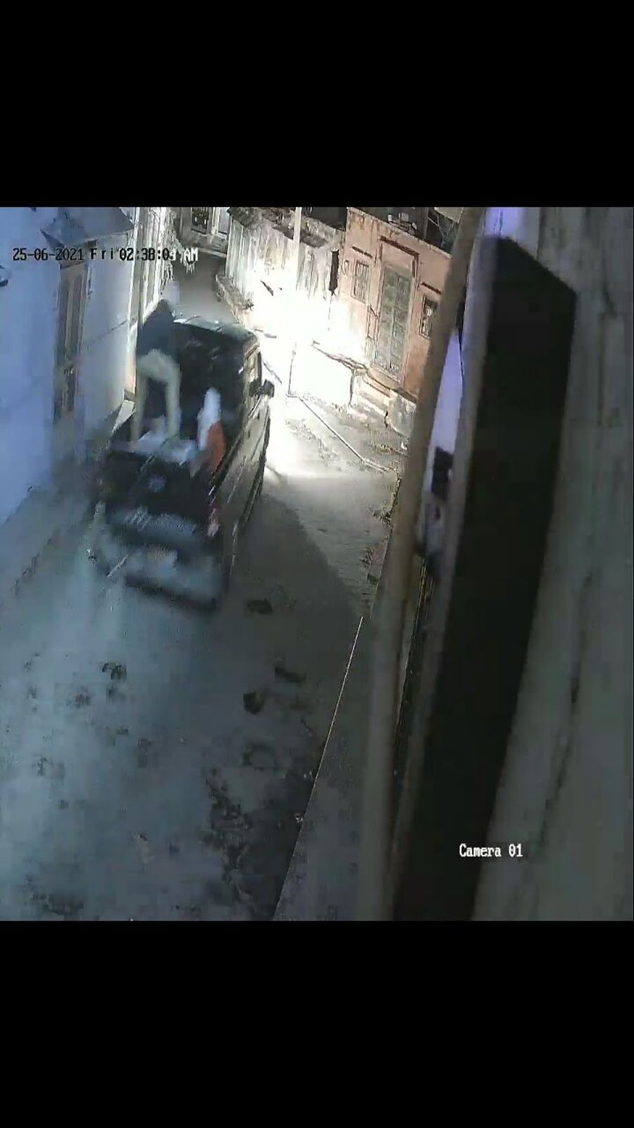 एसयूवी से खींचकर 15.22 लाख रुपए से भरा एटीएम उखाड़कर ले गए