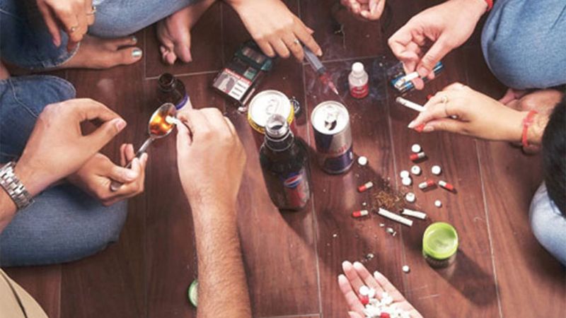 रोते हुए पोते को चुप कराने के लिए अफीम की घुटी दे देते हैं दादाजी