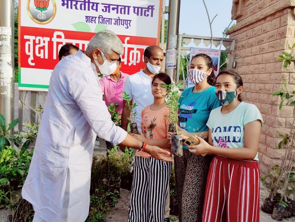हर परिवार में पौधे लगाने का बढ़ रहा क्रेज