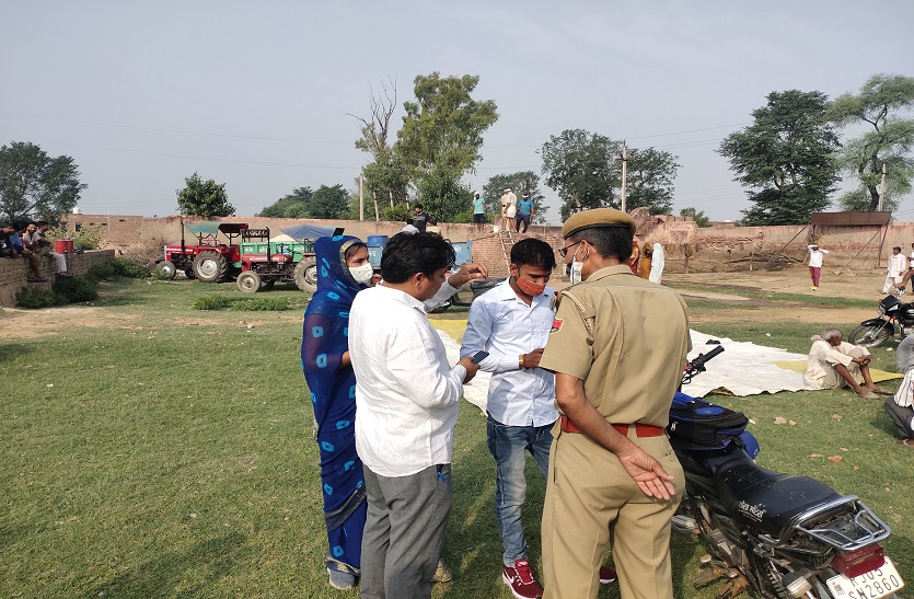 शहीद की प्रतिमा लगाने पर विवाद, सरपंच ने रुकवाया कार्य