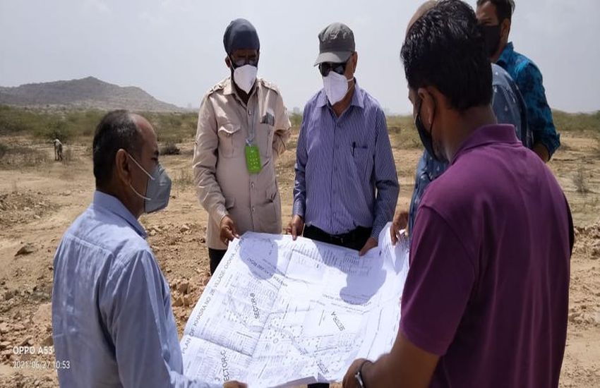 बजट घोषणाओं का जायजा लेने चार घंटे घूमे संभागीय आयुक्त