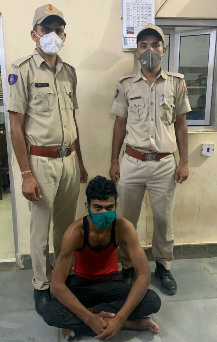 डोडा पोस्त से भरी पिकअप को एस्कॉर्ट करने वाले तस्कर भूमिगत