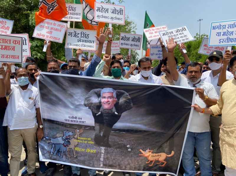 गजेंद्र शेखावत के समर्थकों ने किया महेश जोशी का पुतला दहन, बैनर रहा चर्चा का विषय