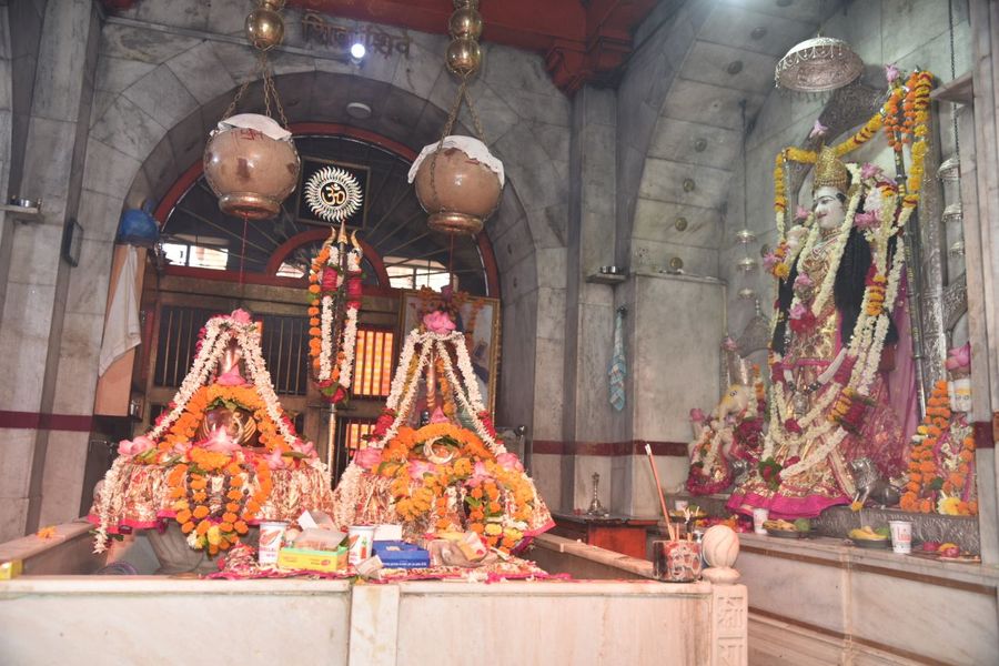 खुले धार्मिक स्थलों के पट, नहीं बजे घंटे-घडिय़ाल