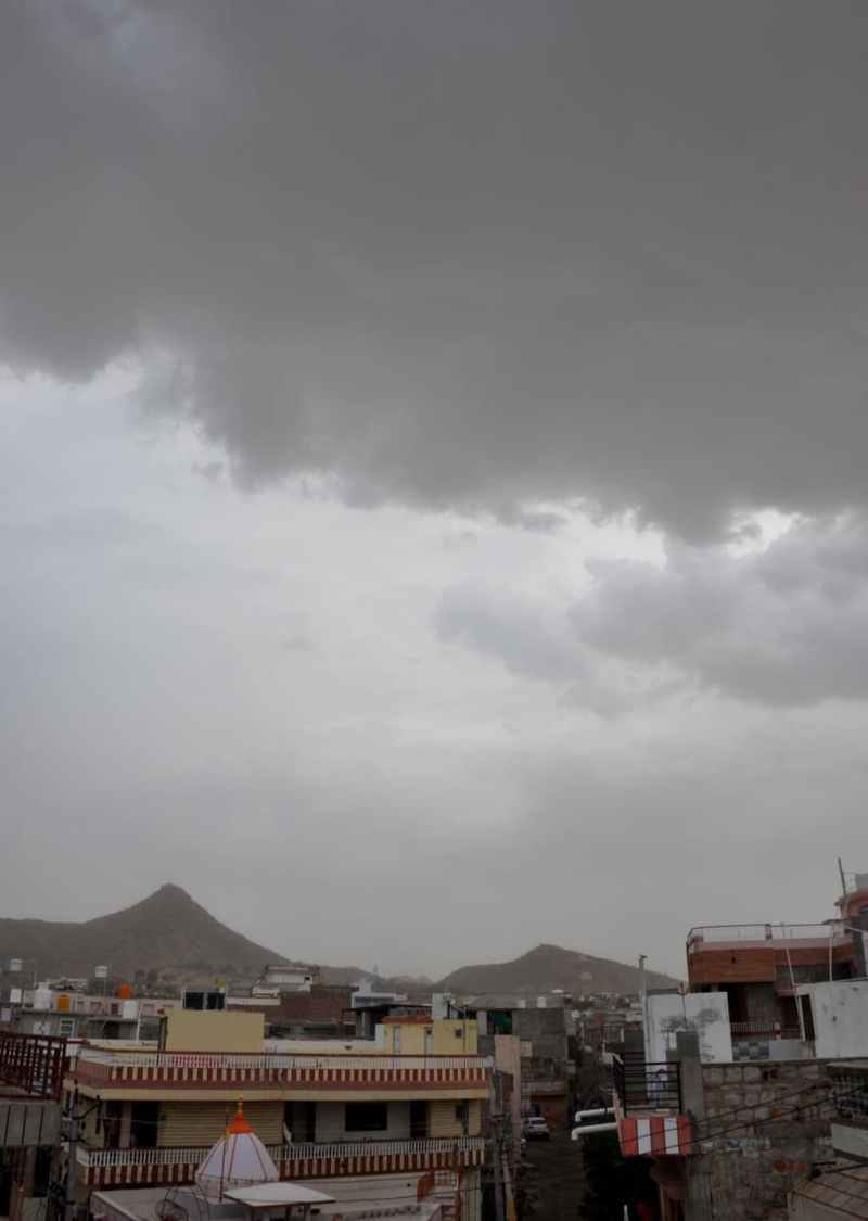 कहीं बारिश तो कहीं रहा इंतजार