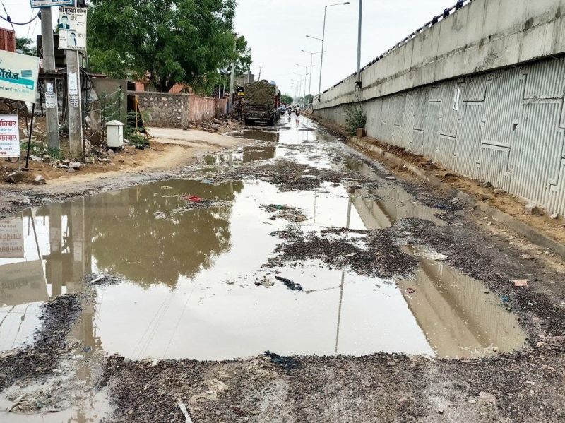 भर गया धोरीमन्ना: जगह-जगह कीचड़ व गंदगी का आलम