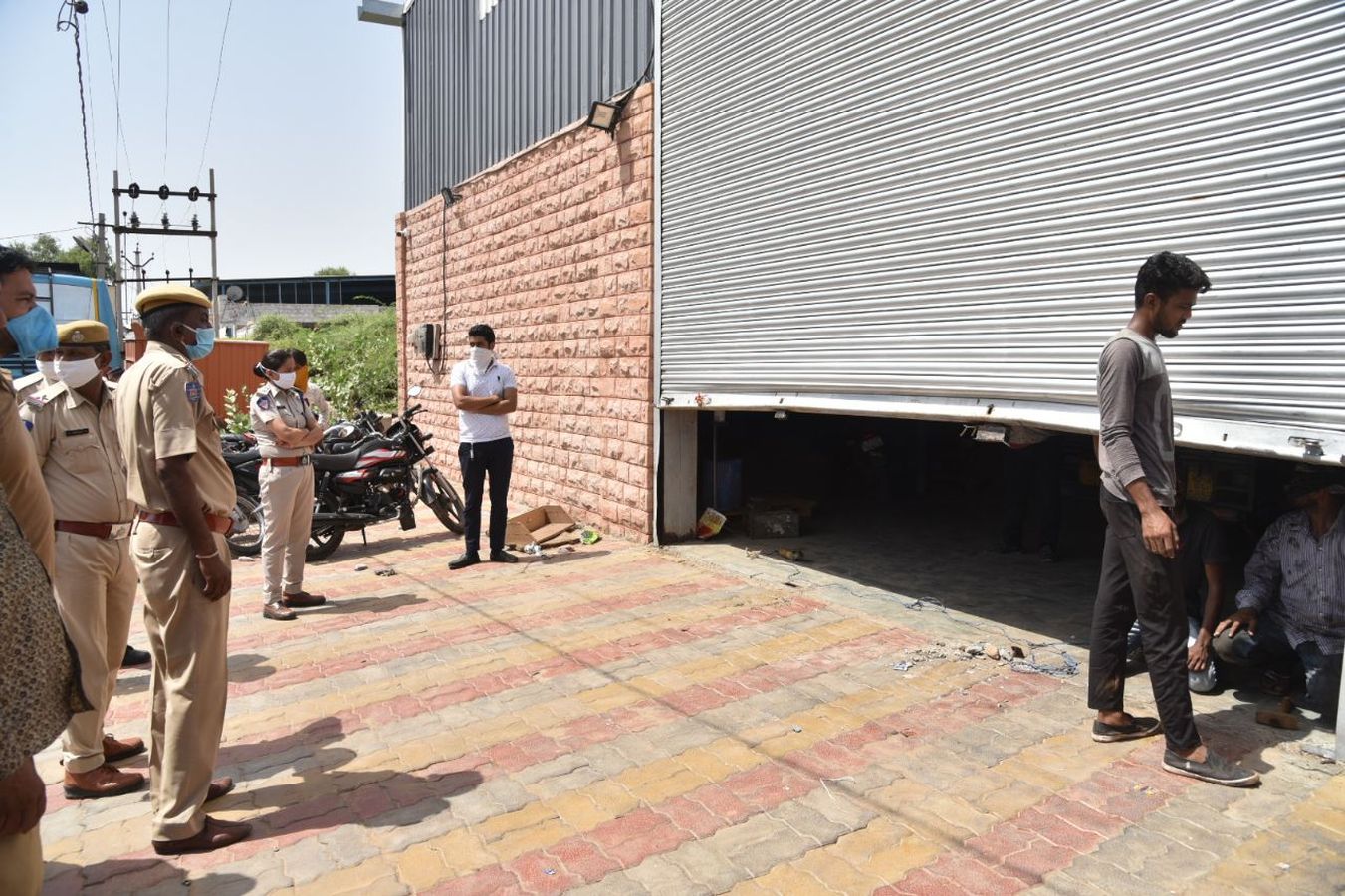 सत्तर लाख की सिगरेट व चार लाख रुपए चोरी