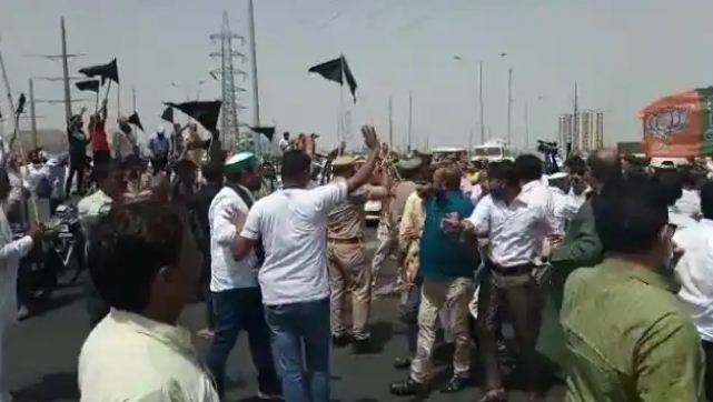 Clash between Farmer and BJP Workers at ghazipur border Vandalized vehicles 