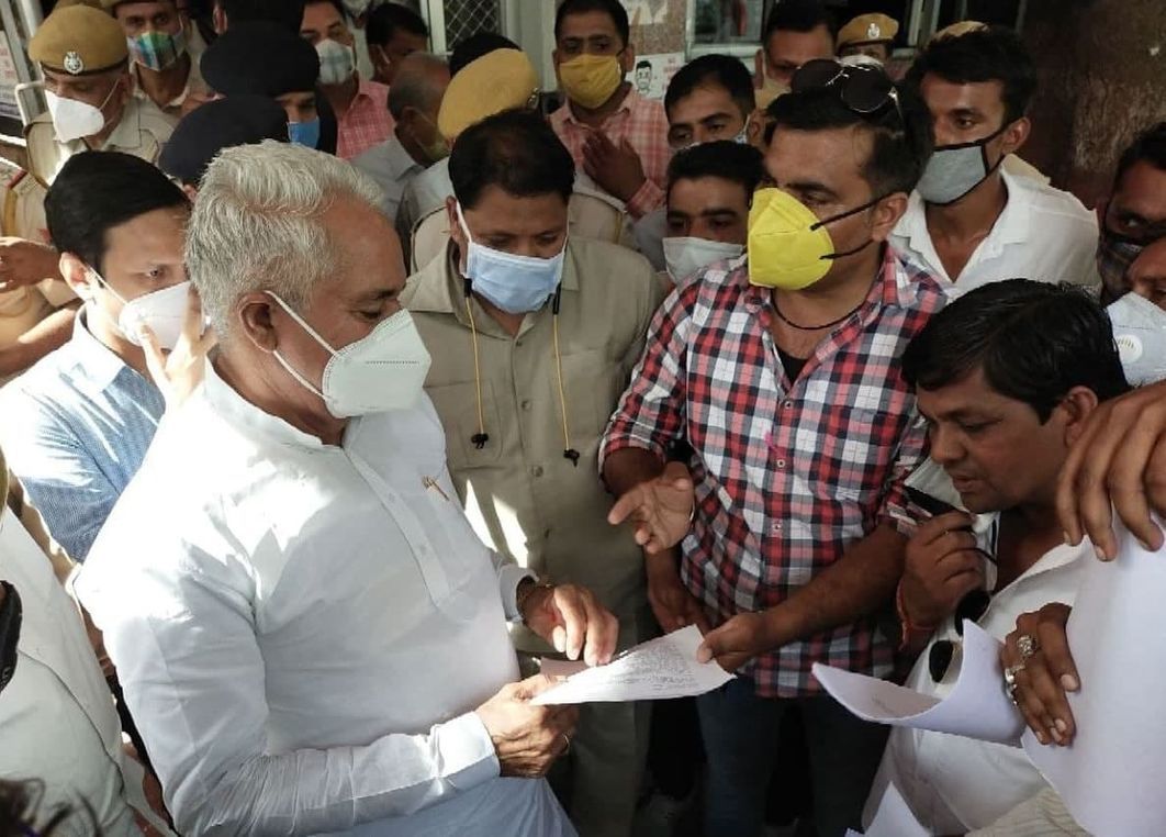 बरधा बांध से अवैध मिट्टी खनन को लेकर प्रभारी मंत्री से मिले किसान व भाजपा नेता