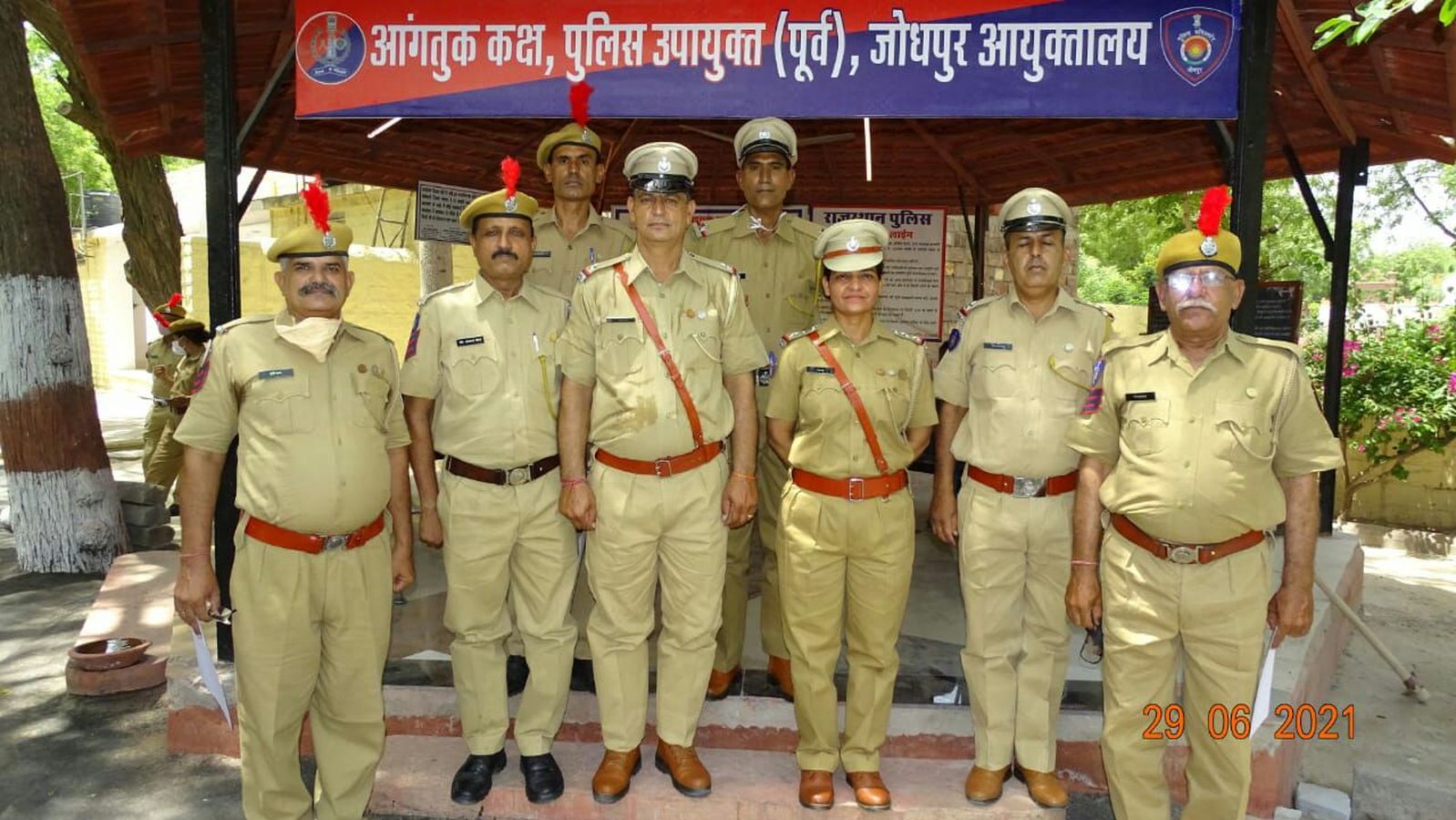 एक निरीक्षक व छह एएसआइ सहित ३३ पुलिसकर्मियों को सेवा चिह्न