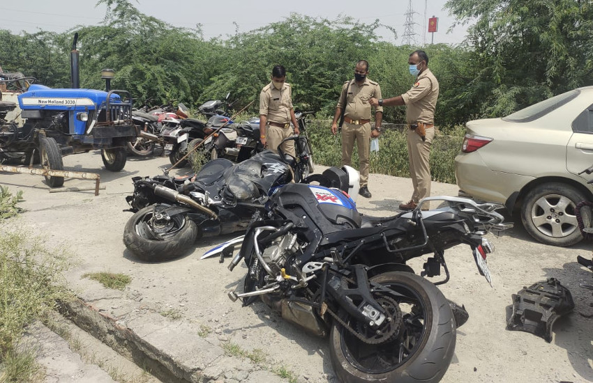 hayabusa-and-bmw-bike-collided-on-yamuna-expressway-2-bikers-dead.jpg
