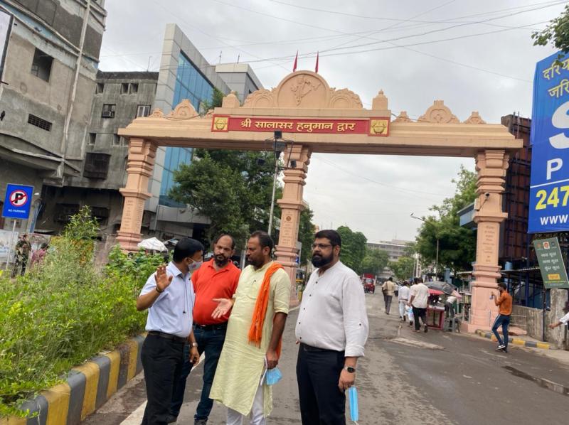 SURAT KAPDA MANDI: दूधिया रोशनी से जगमगाएगी मार्केट की गलियां