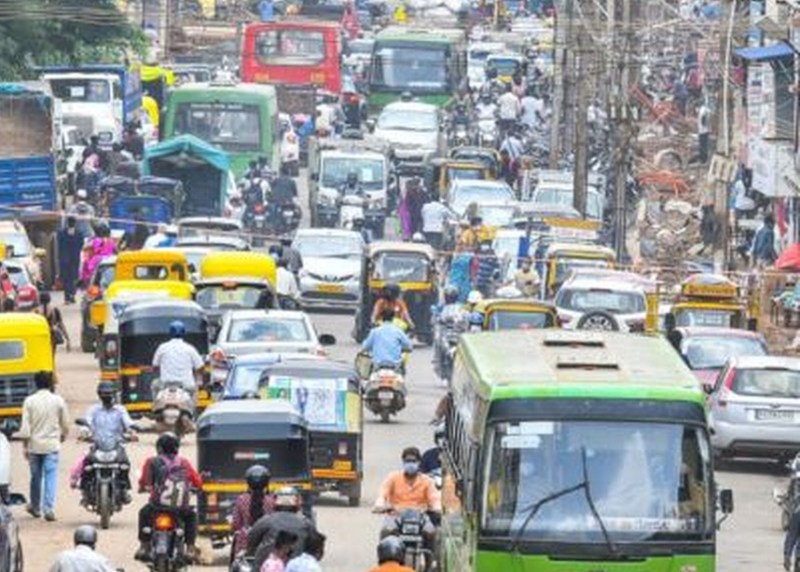 धीमी गति से चल रहे निर्माण कार्यों के कारण बढ़ा यातायात दबाव, लग रहा जाम