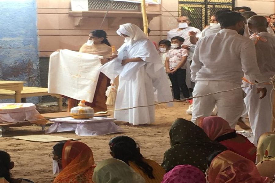 मुमुक्षु संगीता दीक्षा लेकर बनी साध्वी दयाश्री