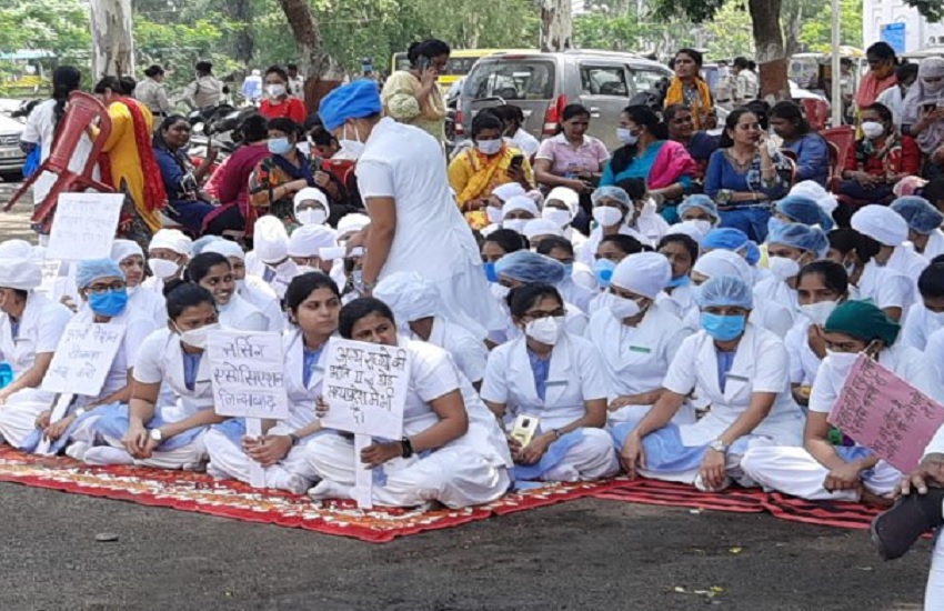 नर्सें हड़ताल पर मेडिकल कॉलेज में चल रहा धरना