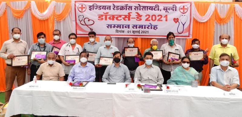 डॉक्टर्स डे : चिकित्साकर्मियों ने महामारी की भयावह परिस्थितियों से बचाया