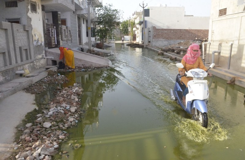 गल्ती नगर निगम की और सजा भुगत रही अशोक विहार कॉलोनी की जनता