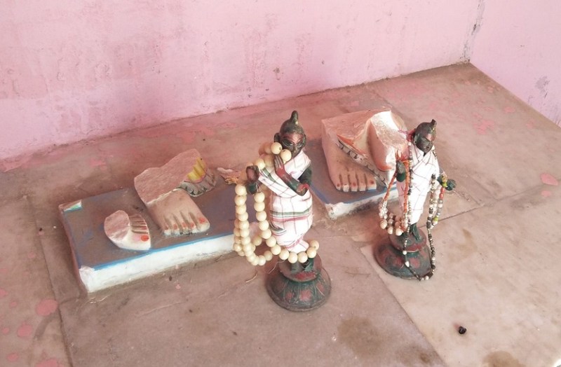 गुरू और शिष्य ने मंदिर में मचाया तांडव, आधा दर्जन भवनों को तोड़, मंदिर परिसर में लगाई आग