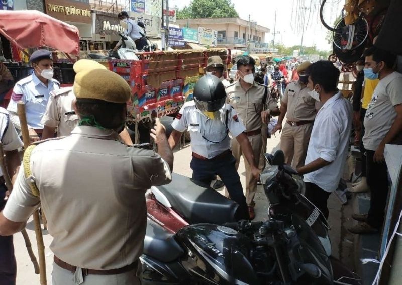 नो पार्किंग मेंं खड़े वाहनों को किया जब्त